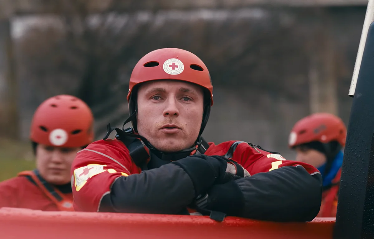 film-Na-drugoj-strani-poziva Kadar iz filma Na drugoj strani poziva prikazuje pripadnika Hrvatskog crvenog križa, snimljen povodom Dana civilne zaštite, Ministarstvo unutarnjih poslova; civilna zaštita