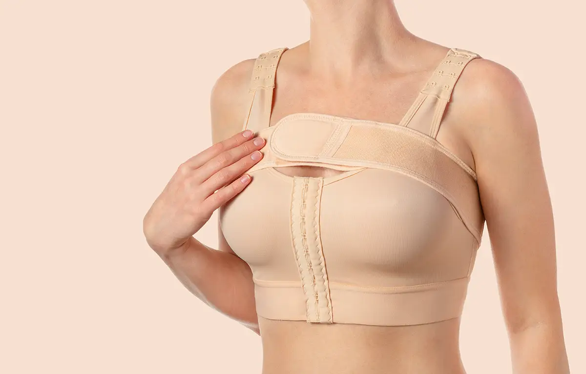 Neprepoznatjiva žena nosi postoperativni kompresijski grudnjak