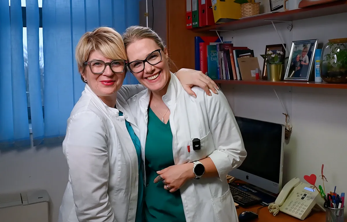 Liječnice prim. dr. sc. Borka Pezo Nikollić i dr. Vanja Nedeljković na snimanju javnozdravstvene kampanje #osjetipuls za Svjetski dan pulsa, s ciljem naučiti mjeriti puls