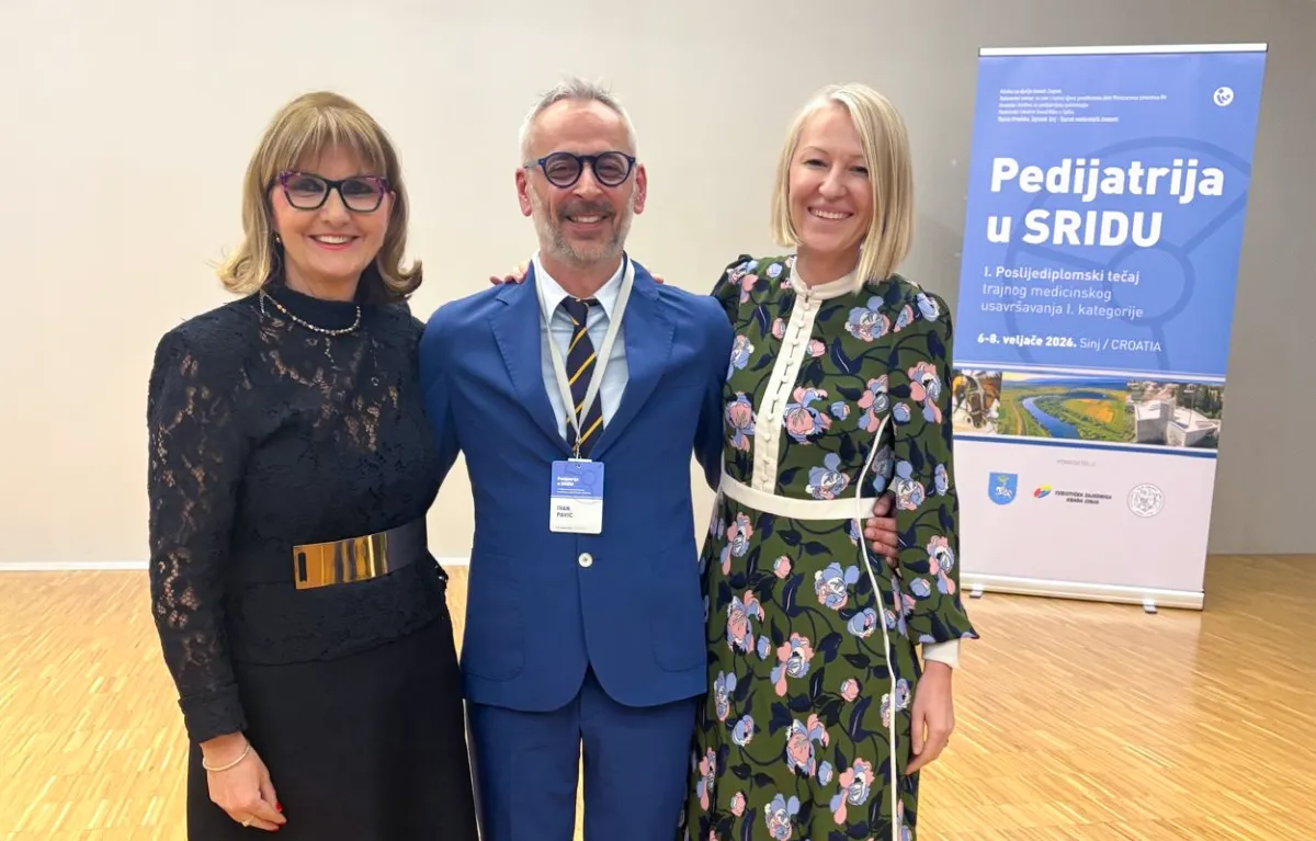 Zajednički portret triju liječnika (bolnica Klaićeva, Klinika za dječje bolesti Zagreb), izv. prof. dr. sc. Vlasta Đuranović, izv. prof. dr. sc. Ivan Pavić i izv. prof. dr. sc. Iva Hojsak, na prvom tečaj "Pedijatrija u sridu", održanom u Sinju od 6. do 8. veljače 2026.