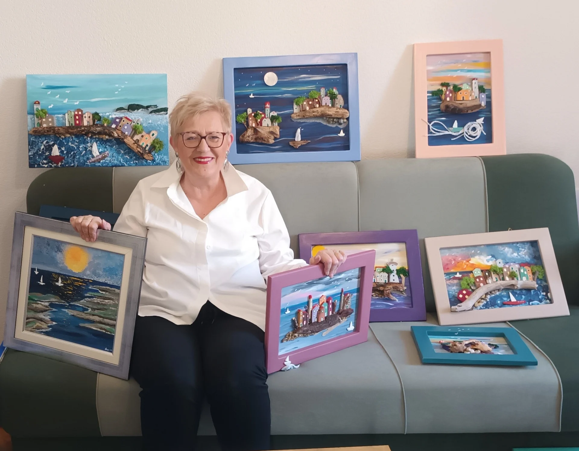 Ivna Grgić sa svojim radovima