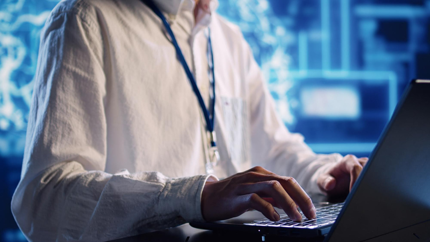 Ruke čovjeka tipkaju na tipkovnici, koncept kibernetička sigurnost u zdravstvu