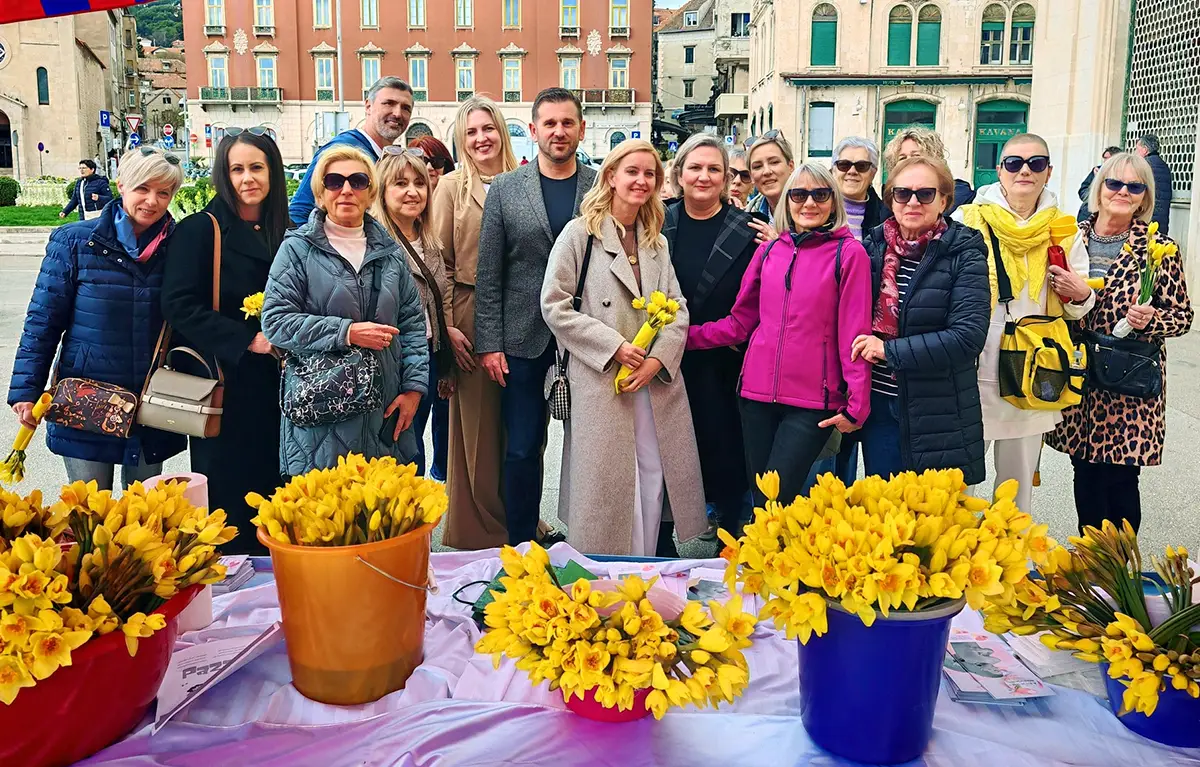 Caspere, volonterke Udruge Caspera iz Splita na Dan narcisa 2026. na Rivi, zajednički portret volonterke, gradonačelnik Tomislav Šuta i Goran Ivanišević