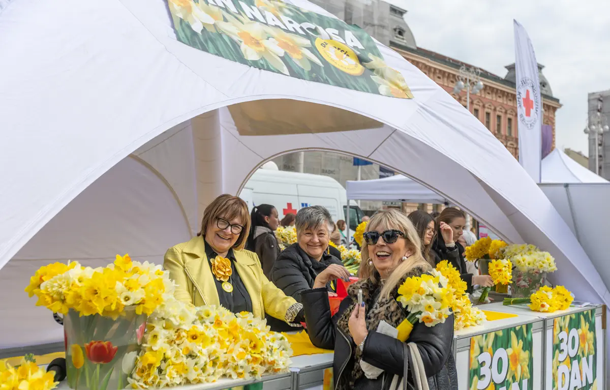 Dan-narcisa-2026-02 Volonterke Hrvatske lige protiv raka i posjetiteljice štanda na Trgu bana Josipa Jelačića 20. ožujka 2026., javnozdravstvena akcija 30. Dan narcisa. Fotografija: Hrvatska liga protiv raka