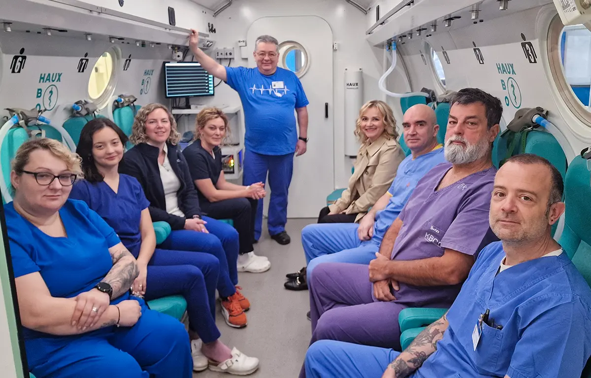 Tim zdravstvenih djelatnika u barokomori za primjenu metode HBOT, hiperbarična oksigenoterapija, u KBC-u Rijeka; prvi puta primijenjena za liječenje komplikacija u onkoloških bolesnika na pacijentici Vedrana Rudan