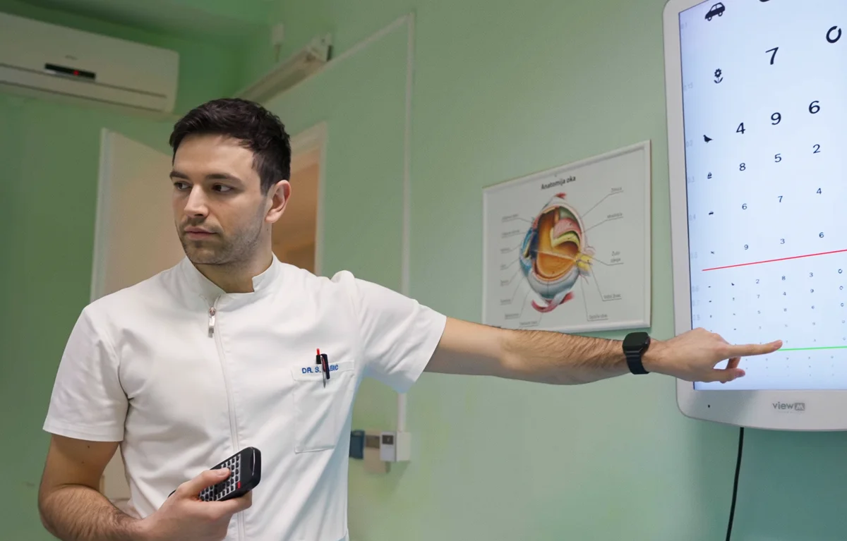 KBC-Split-Klinika-za-ocne-bolesti-film Dr. Šime Kabić, kadar iz filma Klinika za očne bolesti KBC-a Split, prikaz rada Klinike za očne bolesti, KBC Split; oftalmologija