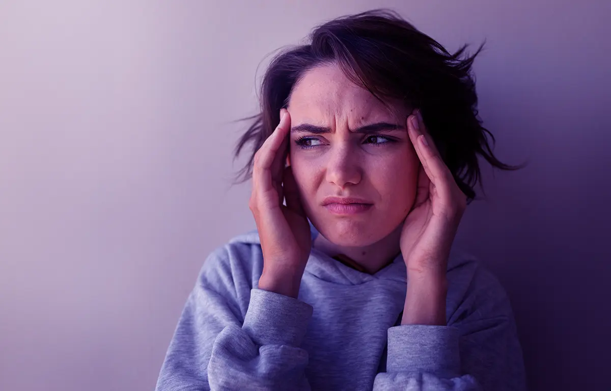 Migrena-i-ja-Split Mlada žena drži se za glavu i odmiče od svjetla; pomoć za migrenu tema javnozdravstvene akcije "Migrena i ja" koju su organizirali Klinika za neurologiju KBC-a Split i udruga studenata medicine CroMSIC