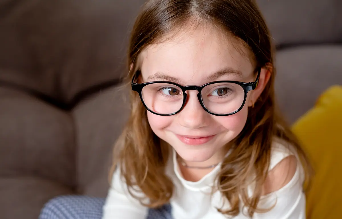 Djevojčica s naočalama u krupnom planu; naočale HZZO