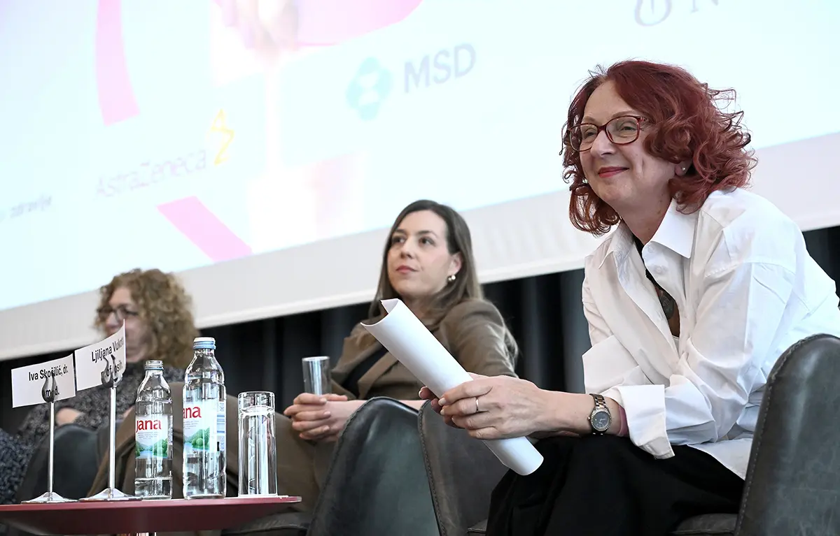 Panelistice (s lijeva nadesno): prim. dr. sc. Anuška Budisavljević, dr. Iva Skočilić i psihologinja Ljiljana Vukota; na konferenciji Ovog gosta je dosta 2026., koju organizira Portal Zdravlje; teme: liječenje raka dojke u Hrvatskoj, linije liječenja u raku dojke, metastatski rak dojke i HER2 tip raka dojke