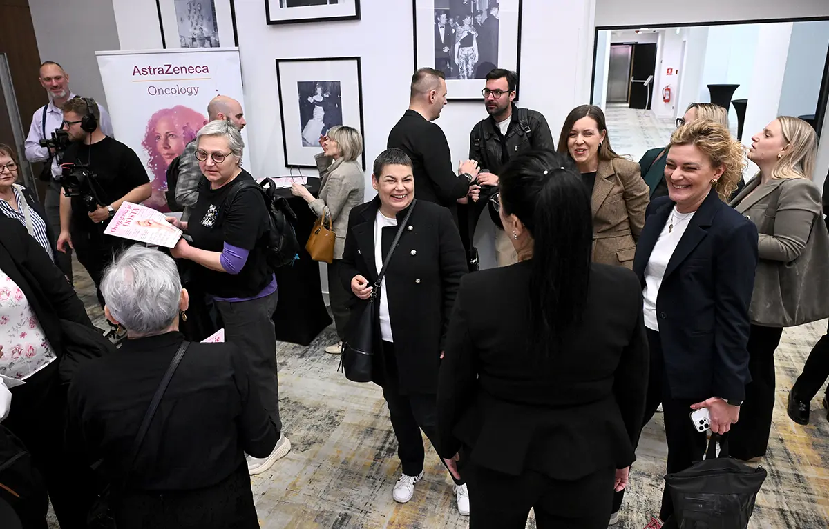 Okupljanje na konferenciji Ovog gosta je dosta, posvećena liječenju raka dojke u Hrvatskoj, održala se 13. travnja 2026. u Zagrebu. Uz struku i administraciju okupila je one najvažnije – pacijentice. Fotografija: portalzdravlje.hr