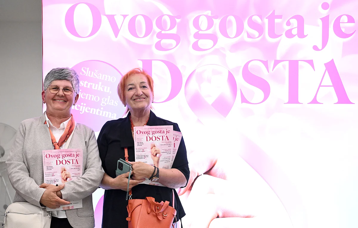 Pacijentice ispred LED bannera na konferenciji Ovog gosta je dosta 2026., u rukama drže istoimeno izdanje Portala Zdravlje posvećeno liječenju raka dojke u Hrvatskoj