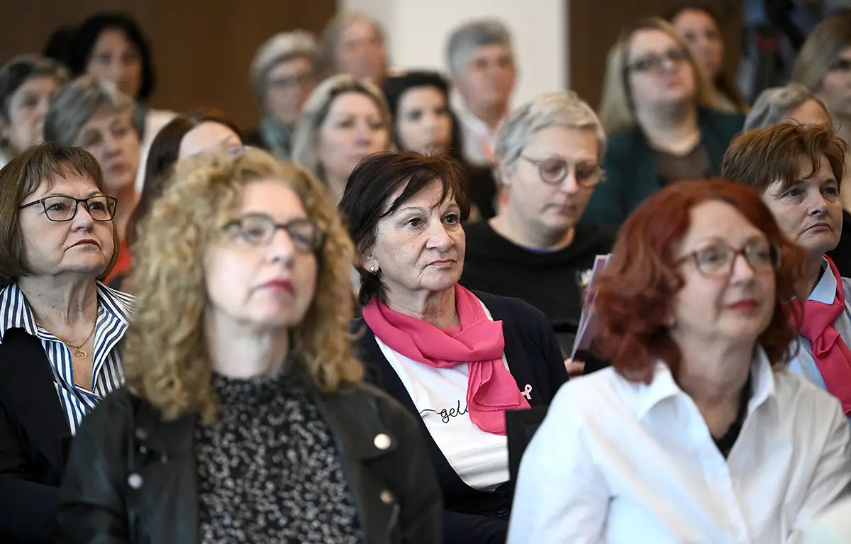Publika na konferenciji Ovog gosta je dosta, posvećena liječenju raka dojke u Hrvatskoj, održala se 13. travnja 2026. u Zagrebu. Uz struku i administraciju okupila je one najvažnije – pacijentice.