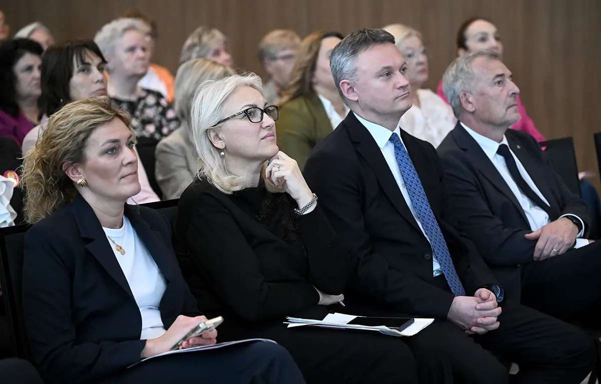 Uzvanici (s lijeva nadesno): predstojnica Klinike za tumore KBC-a Rijeka izv. prof. dr. sc. Ivana Mikolašević, državna tajnica Ministarstva zdravstva doc. dr. sc. Marija Bubaš, ravnatelj KBC-a Zagreb prof. dr. sc. Fran Borovečki i ravnatelj HZJZ-a izv. prof. dr. sc. Krunoslav Capak, na konferenciji Ovog gosta je dosta 2026., koju organizira Portal Zdravlje; teme: liječenje raka dojke u Hrvatskoj, linije liječenja u raku dojke, metastatski rak dojke i HER2 tip raka dojke