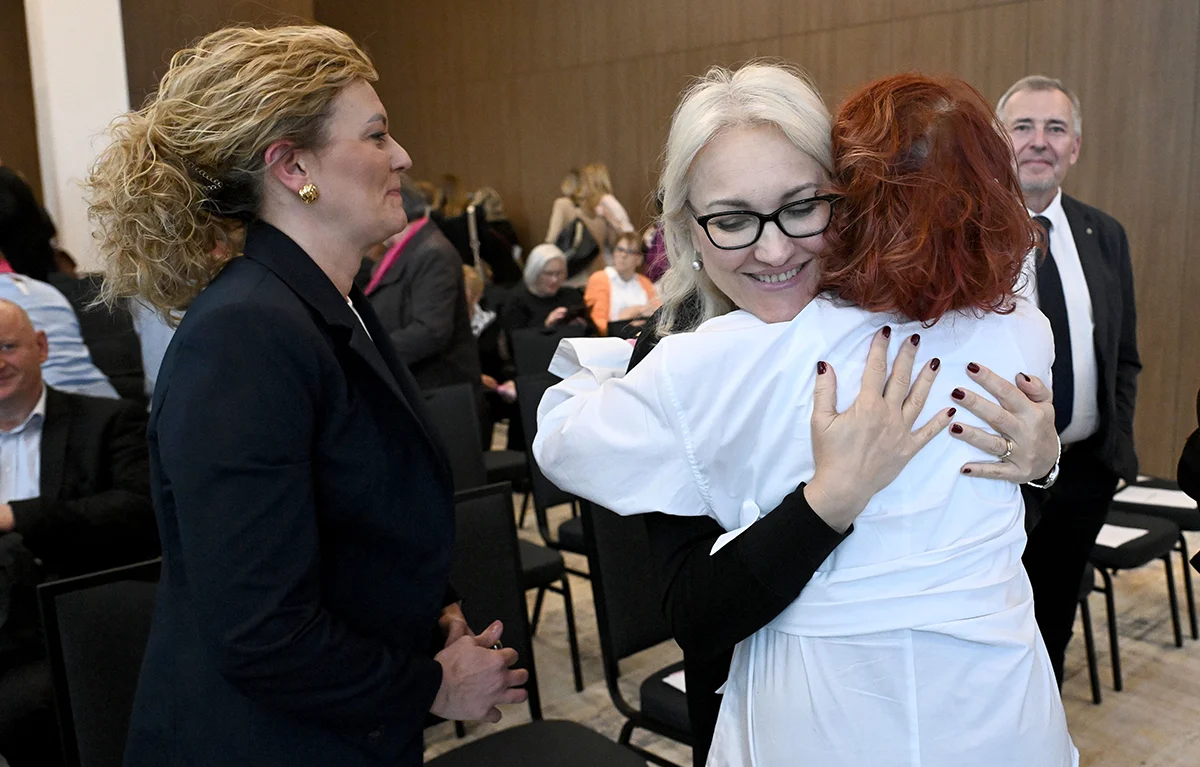 Kraj konferencije Ovog gosta je dosta koju organizira Portal Zdravlje, održanoj 13. travnja 2026. u Zagrebu, zagrljaj državne ministrice i pacijentice kao simbol zajedničke borbe protiv raka dojke. S lijeva nadesno: Ivica Belina, predsjednik Koalicije udruga u zdravstvu, izv. prof. dr. sc. Ivana Mikolašević, predstojnica Klinike za tumore KBC-a Rijeka, doc. dr. sc. Marija Bubaš, državna tajnica u Ministarstvu zdravstva, psihologinja Ljiljana Vukota iz Udruge SVE za NJU,, i ravnatelj HZJZ-a izv. prof. dr. sc. Krunoslav Capak.