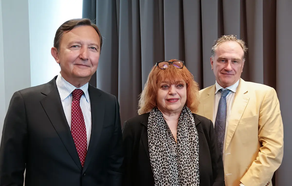 Grupni portret troje kardiologa: akademik prof. dr. sc. Davor Miličić iz Hrvatske, prof. Elizabeta Kostovska Srbinovska, dr. med., iz Sjeverne Makedonije, i prof. Carsten Tschöpe, dr. med., iz Njemačke, na brifingu za medije povodom međunarodnog stručnog skupa "Beyond Boundaries: Advancing ATTR-CM Care" u Zagrebu 19. i 20. svibnja 2026.
