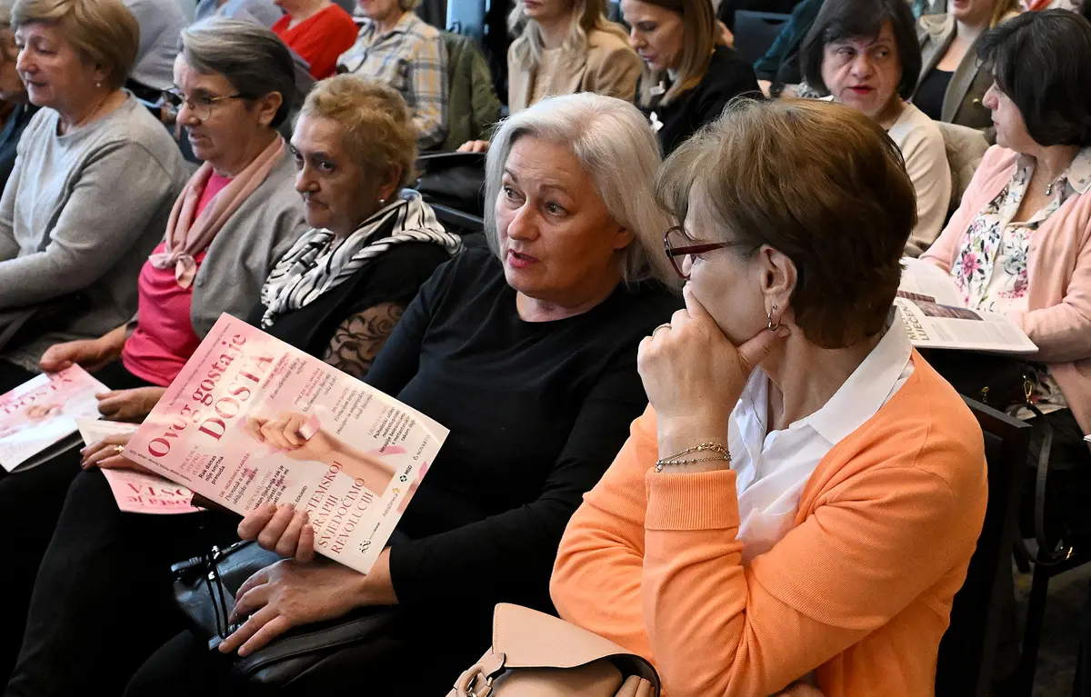 Pacijentice u publici na konferenciji Ovog gosta je dosta održane 13. travnja 2026. u Zagrebu, organizator Portal Zdravlje; teme rak dojke, liječenje raka dojke u Hrvatskoj
