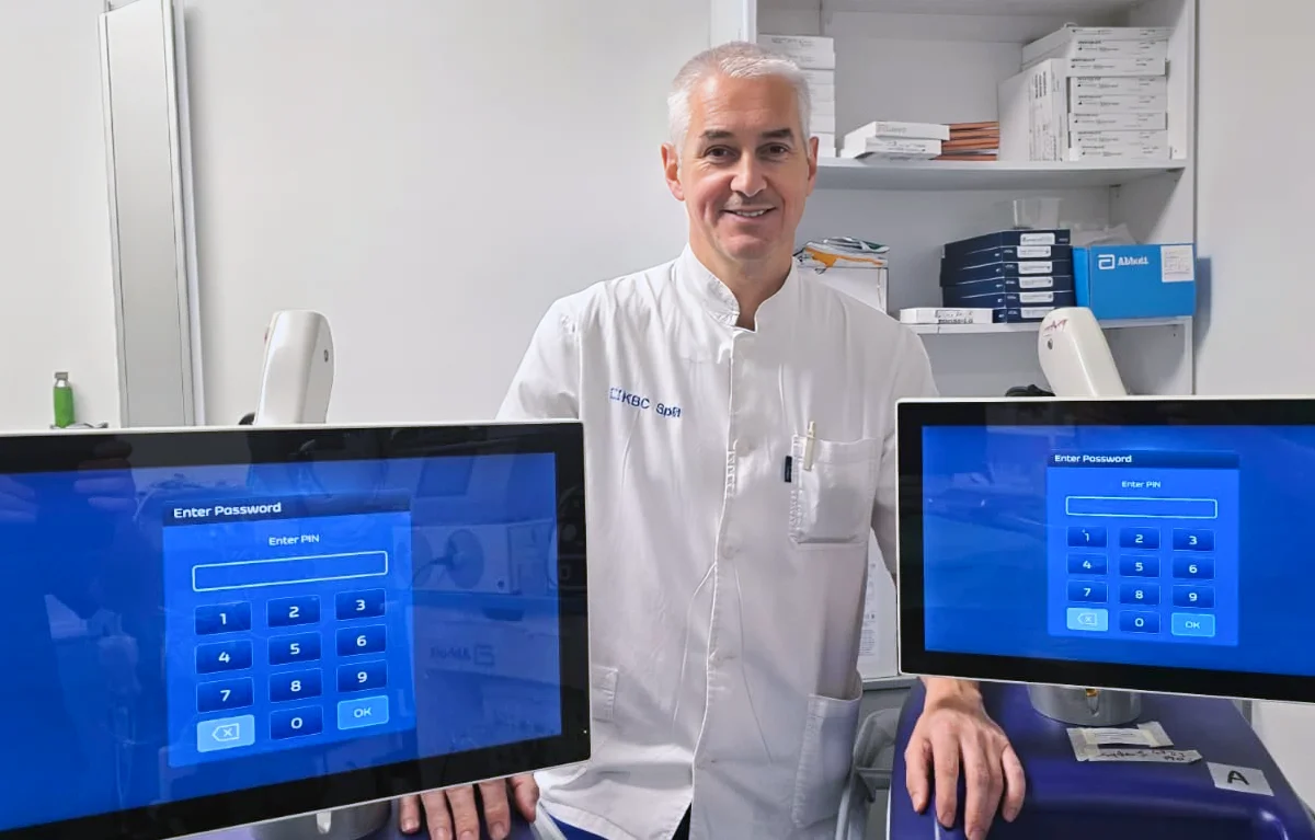 Portret kardiolog dr. Ante Anić iz KBC-a Split stoji iza dva monitora za liječenja fibrilacije atrija PFA tehnologijom