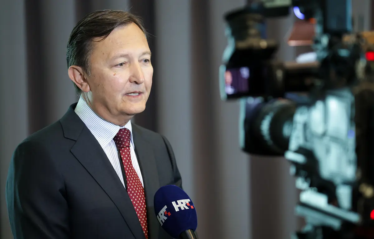 Portret kardiologa akademik prof. dr. sc. Davor Miličić, na brifingu za medije povodom međunarodnog stručnog skupa "Beyond Boundaries: Advancing ATTR-CM Care" u Zagrebu 19. i 20. svibnja 2026.