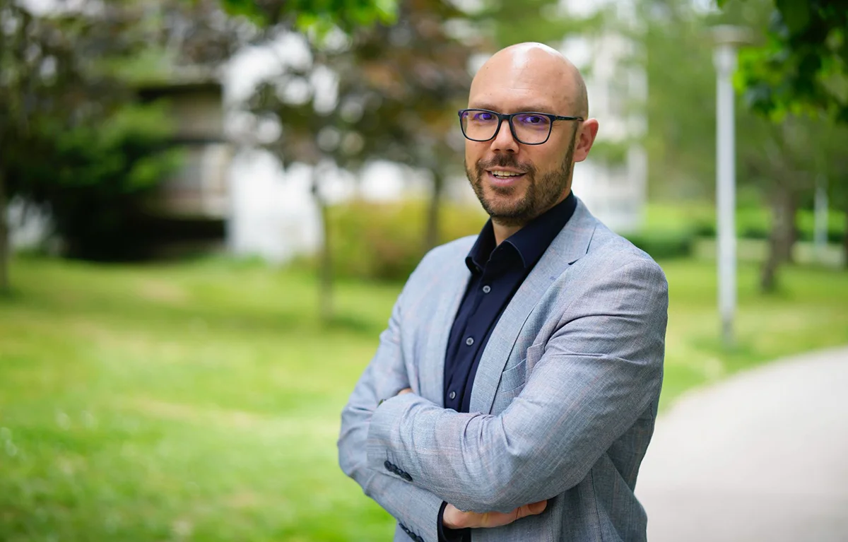 Portret prim. dr. Marcel Marjanović Kavanagh, specijalist otorinolaringologije i subspecijalist plastične i rekonstruktivne kirurgije glave i vrata te voditelj Odjela za rinosinusologiju KBC-a Zagreb; razgovor na temu upala sinusa i operacija sinusa