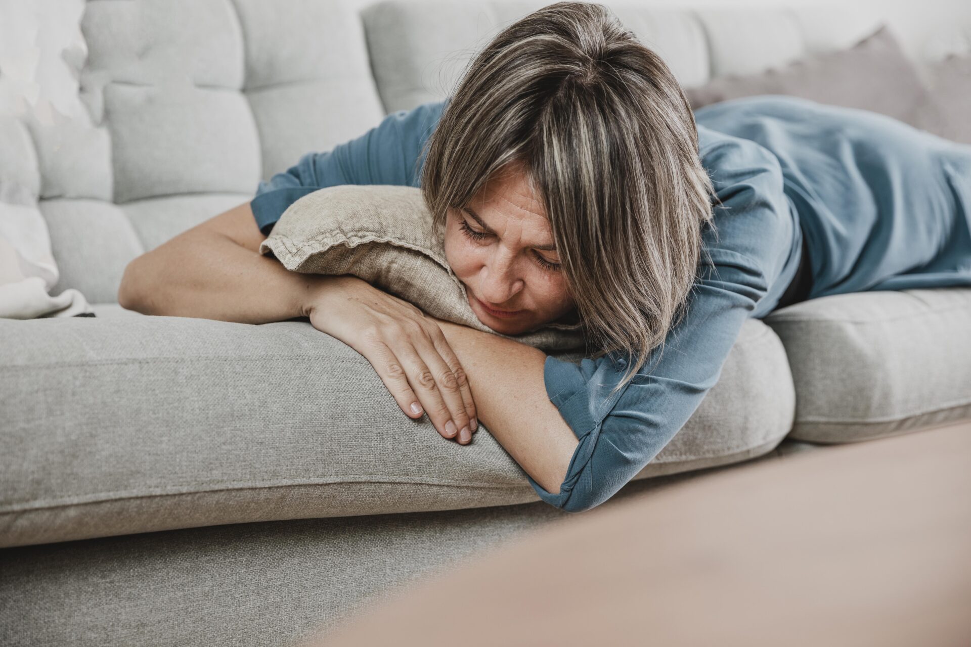 Žena leži na trbuhu, koncept menstruacija i tjelovježba