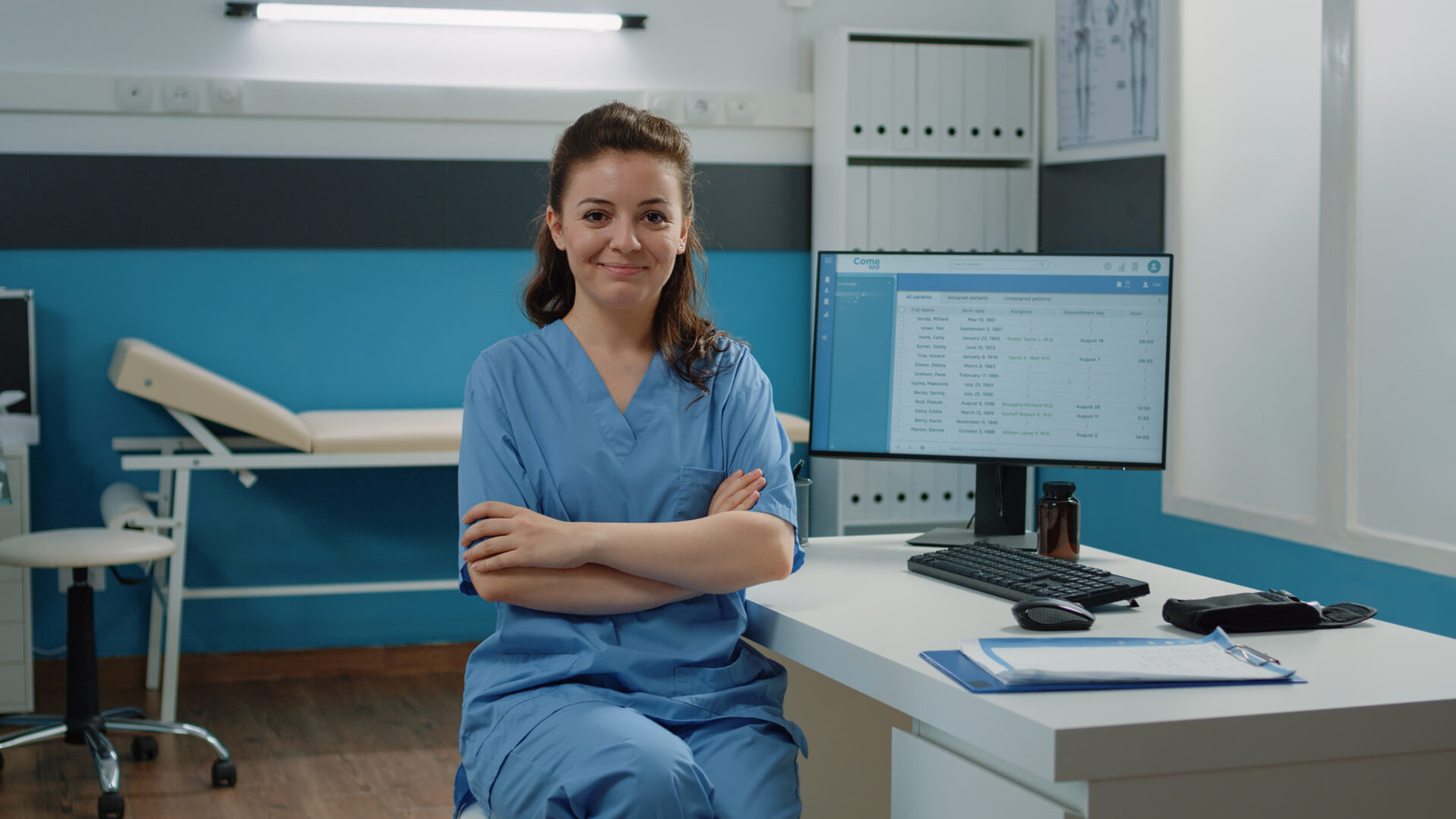 medicinska sestra Medicinska sestra sjedi u ordinaciji.