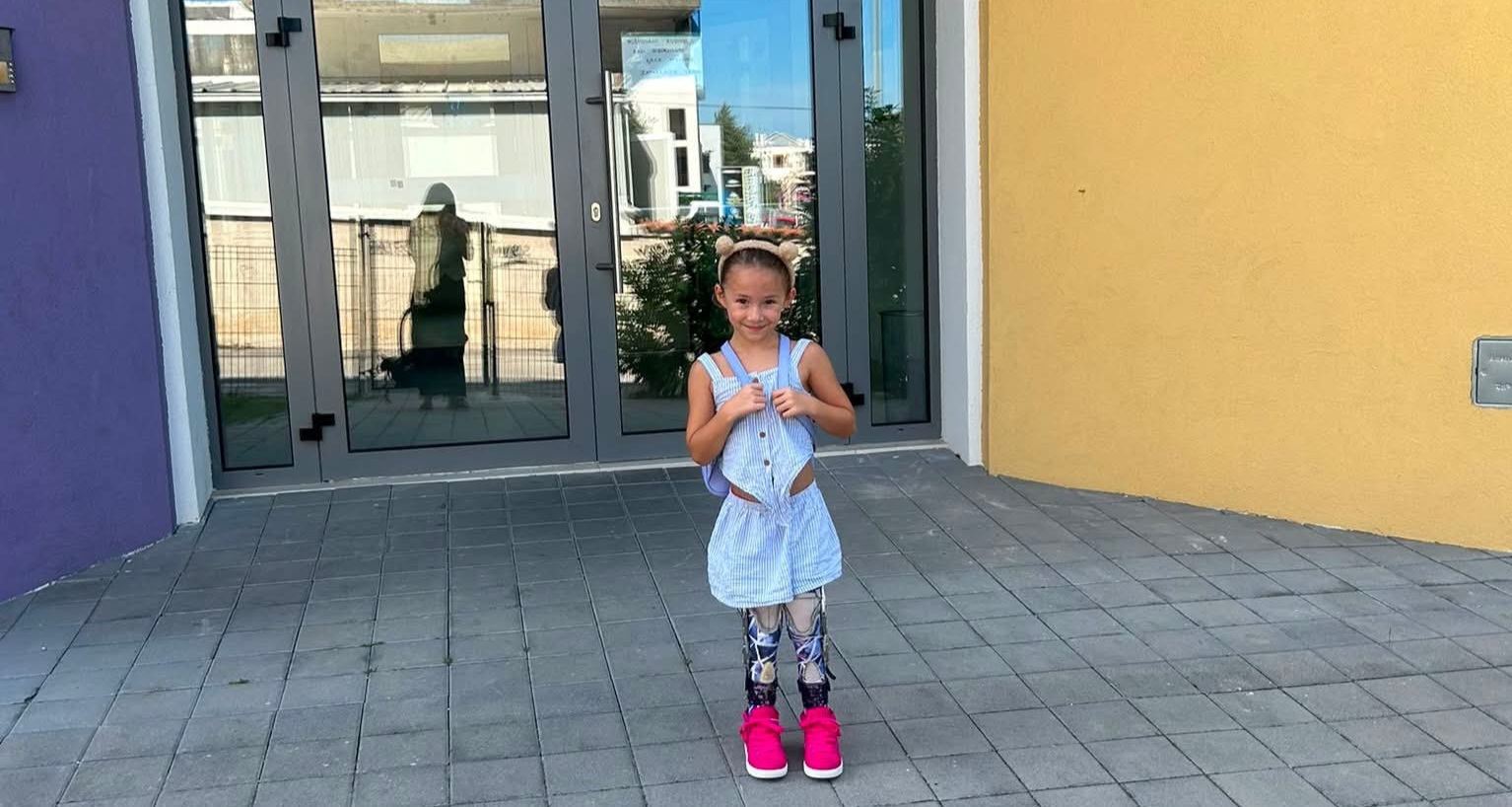 Petra Kursan ispred vrtića, hoda uz ortoze i nema pravo na nove ortopedske cipele.