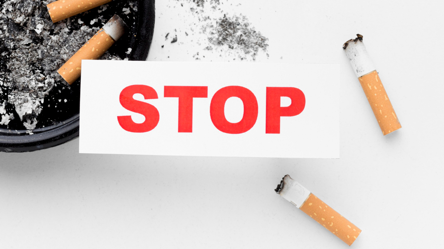 natpis STOP na fotografiji cigareta, koncept e-cigarete kao alat za liječenje ovisnosti o cigaretama