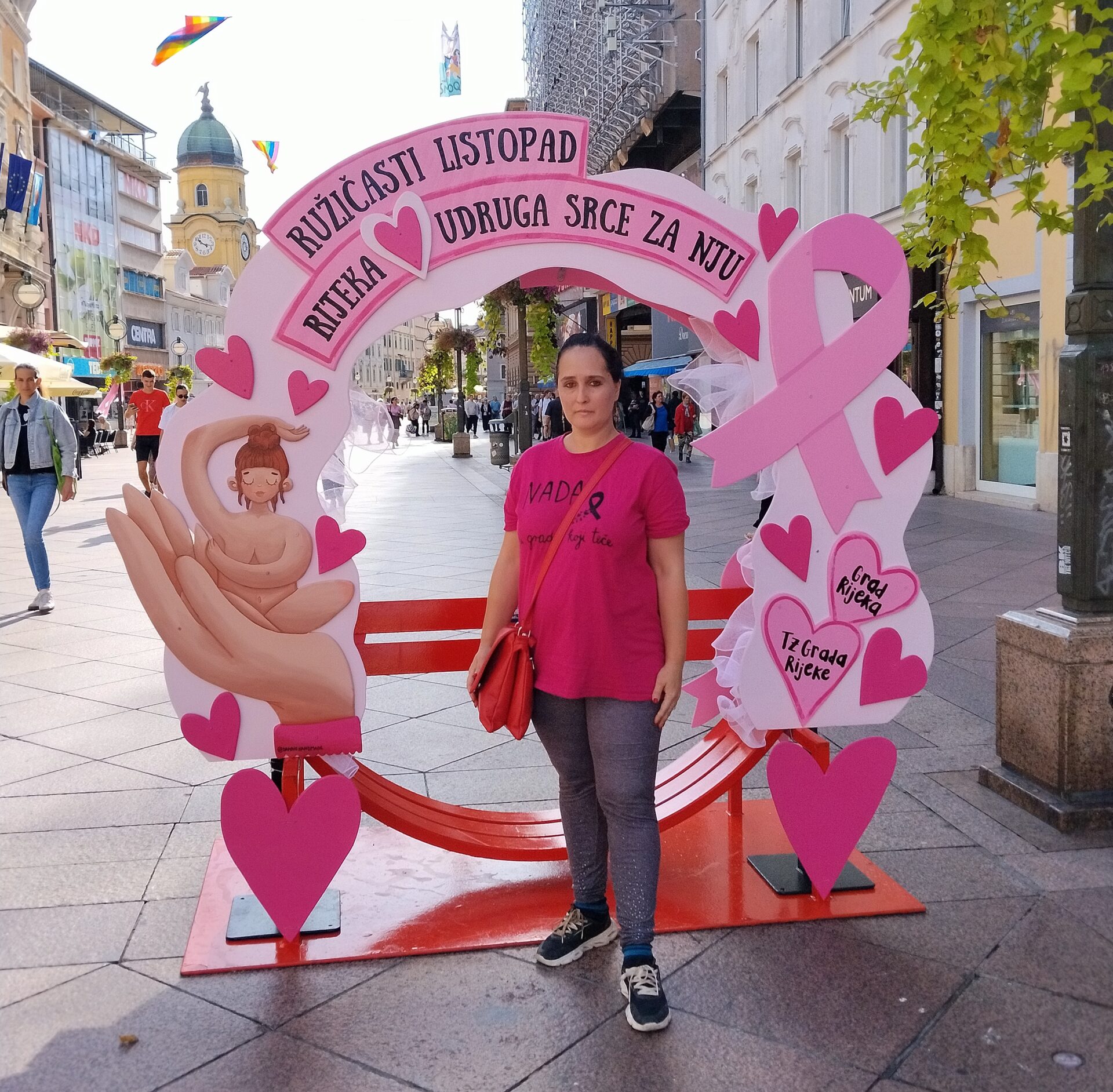 Danijela Ćuk u Rijeci ispred znaka Ružičasti listopad